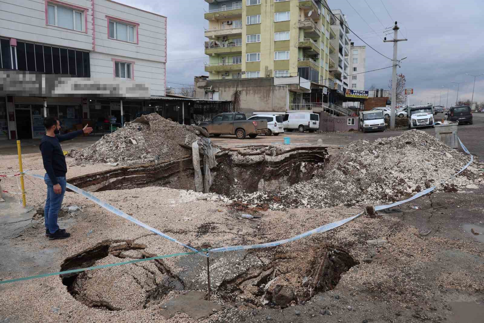 Diyarbakır’da ana yol kenarında zamanla oluşan dev çukur dronla görüntülendi
