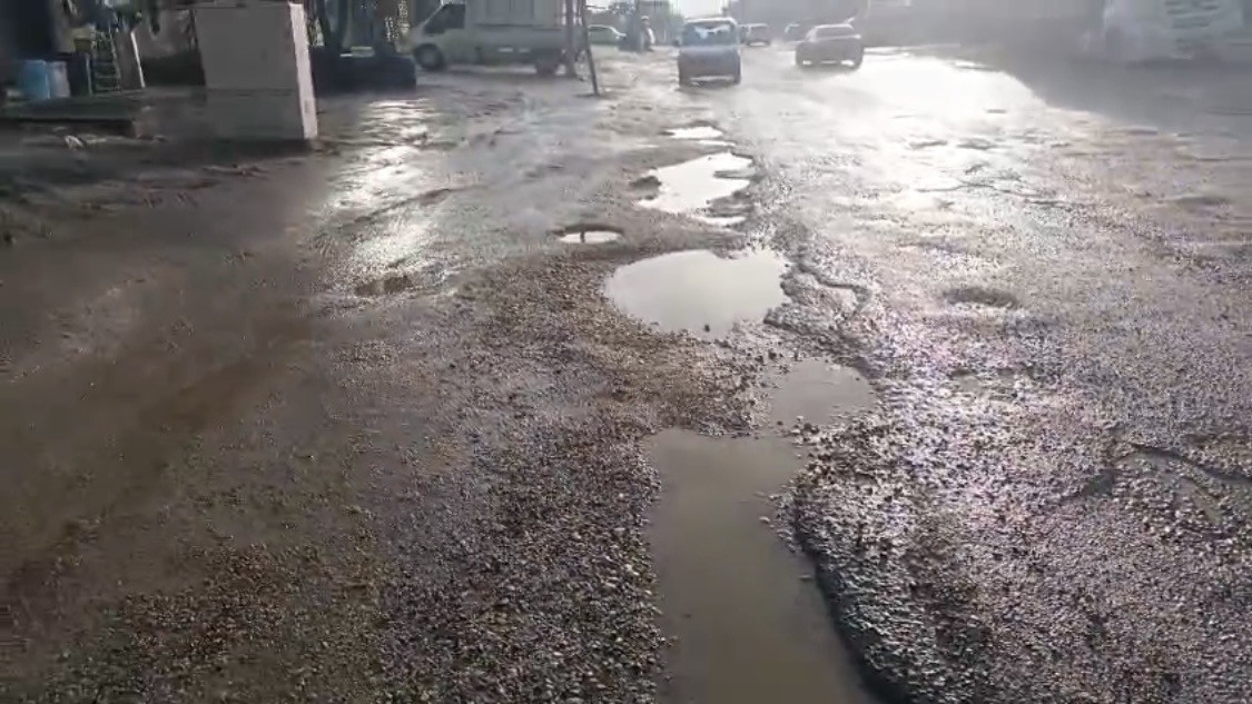 Diyarbakır’da bozulan yollar sürücülere zor anlar yaşatıyor
