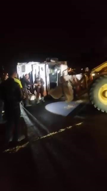 Diyarbakır’da buğday yüklü tır devrildi, yol saatlerce kapalı kaldı
