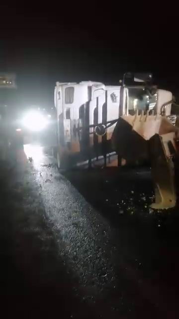 Diyarbakır’da buğday yüklü tır devrildi, yol saatlerce kapalı kaldı
