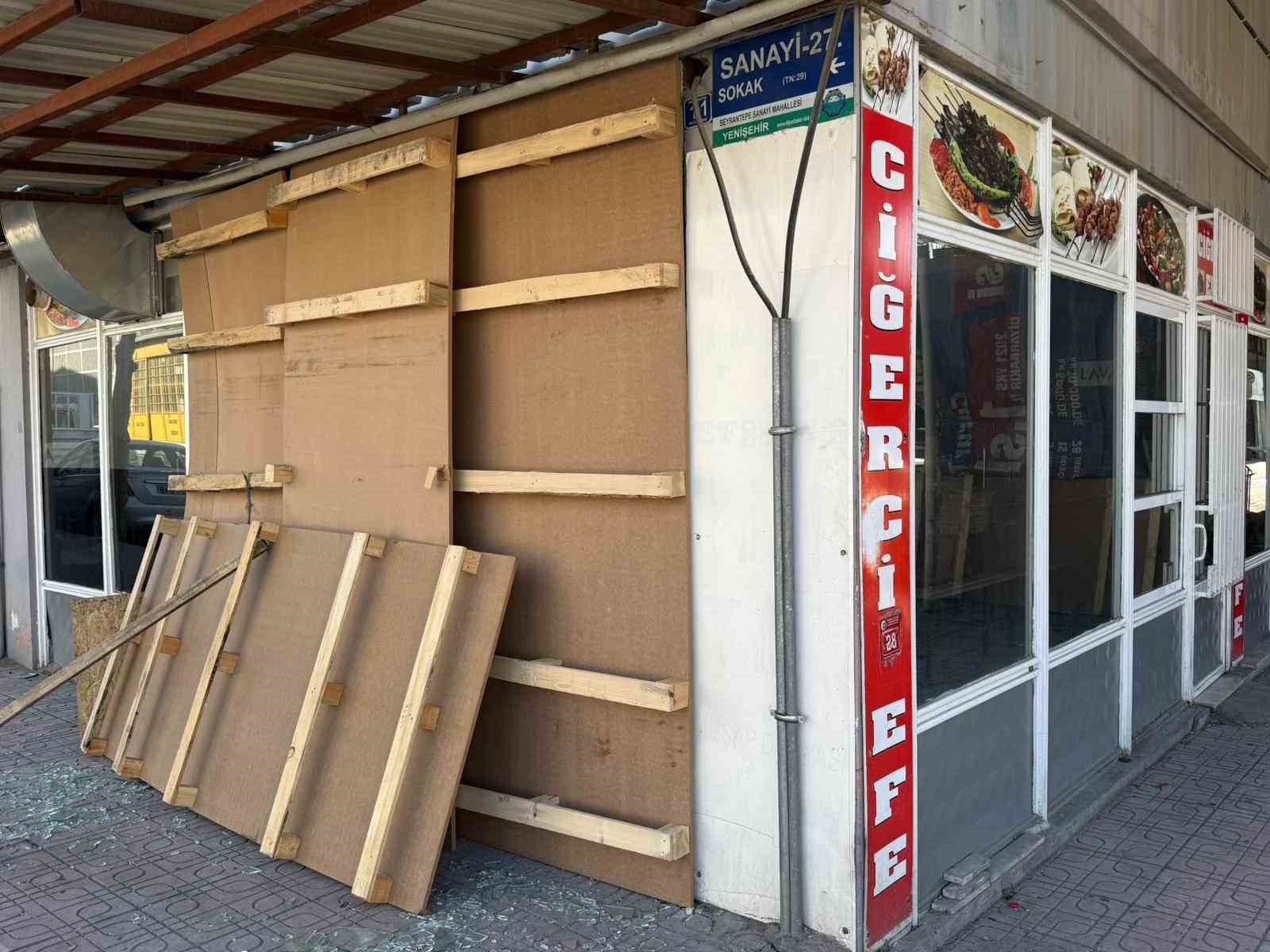 Diyarbakır’da çarpışan araçlardan biri iş yerine daldı
