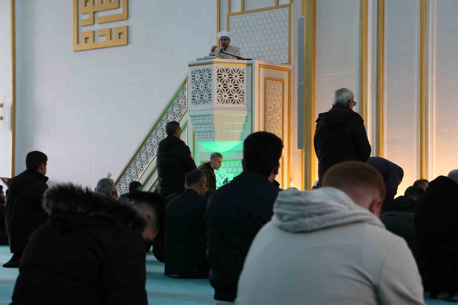 Diyarbakır’da depremde hayatını kaybeden vatandaşlar için mevlit okutuldu
