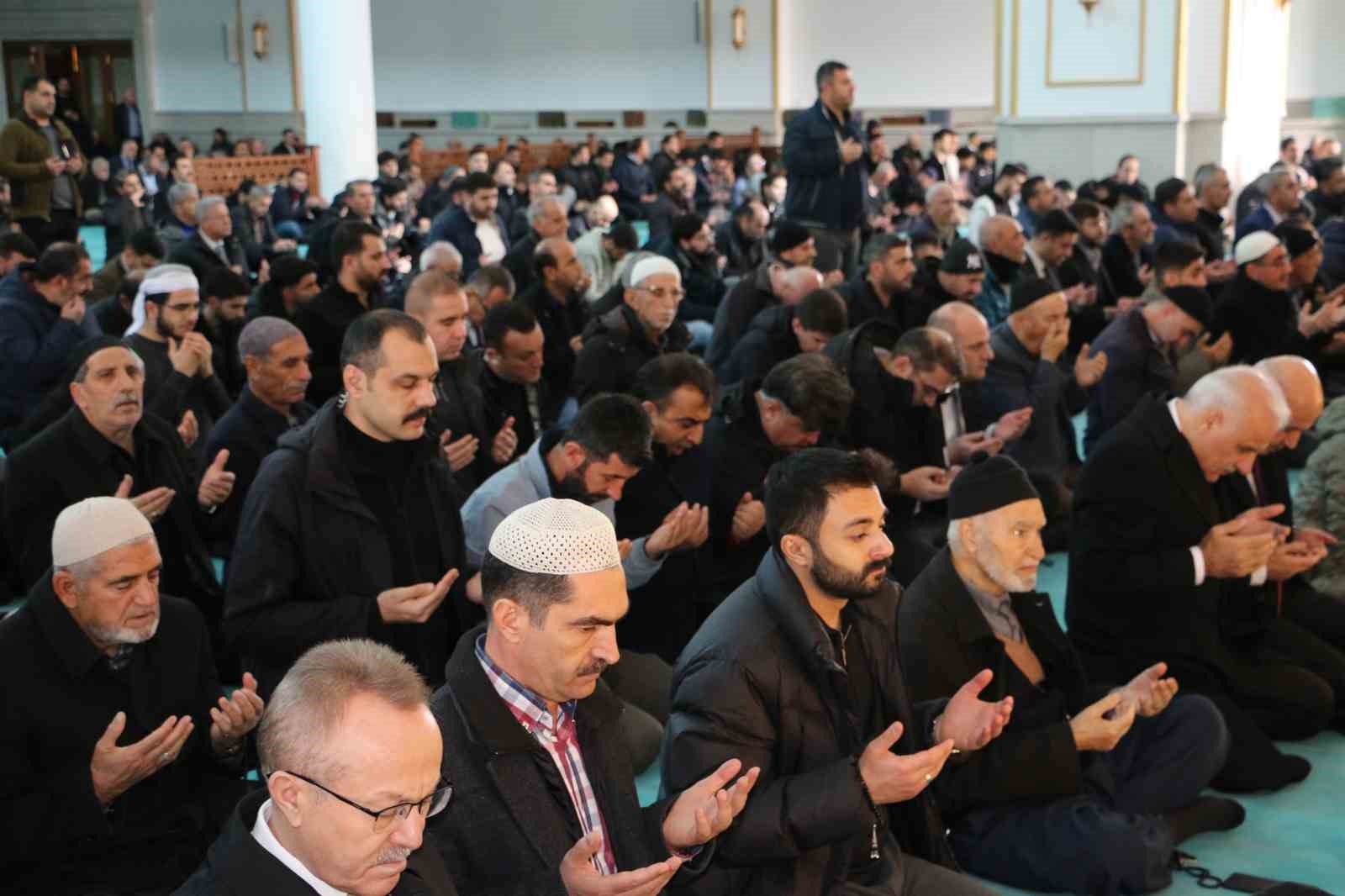 Diyarbakır’da depremde hayatını kaybeden vatandaşlar için mevlit okutuldu
