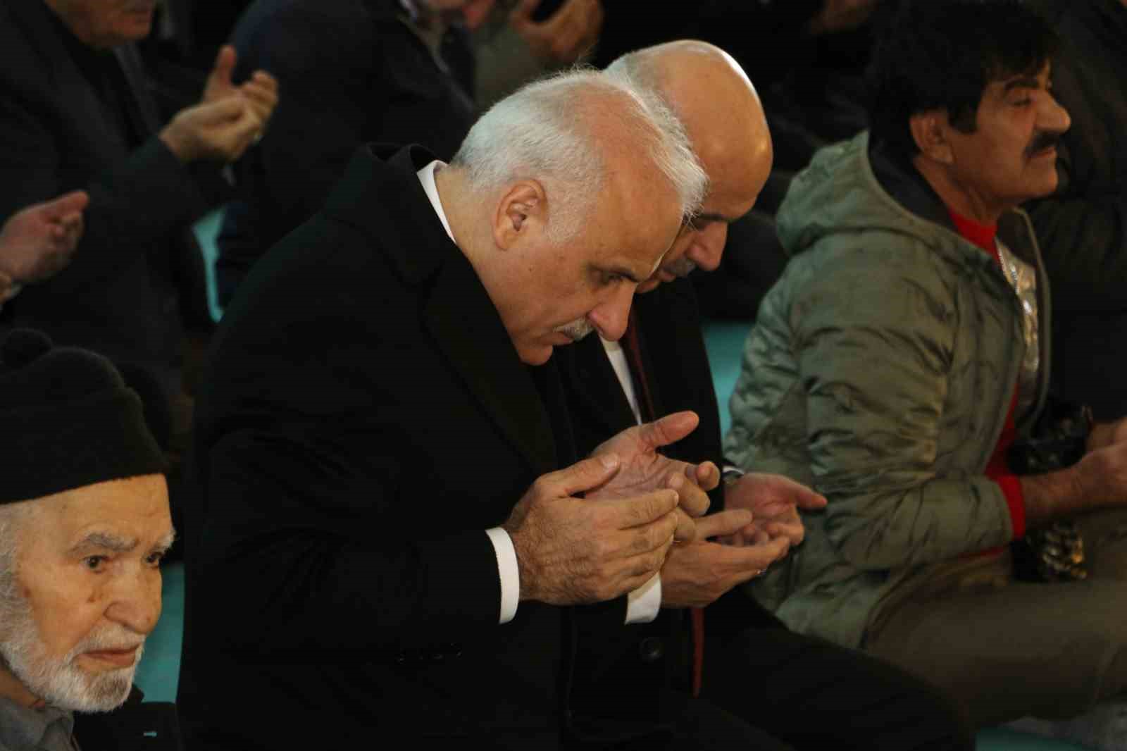 Diyarbakır’da depremde hayatını kaybeden vatandaşlar için mevlit okutuldu
