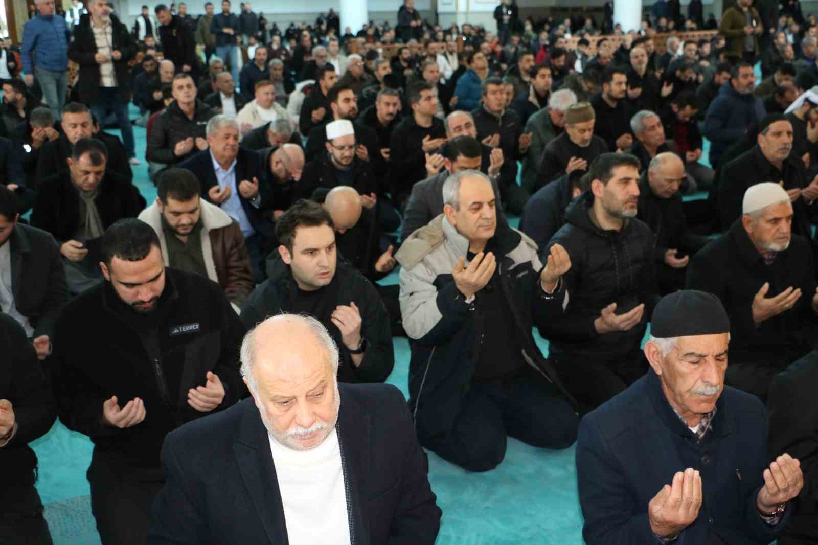 Diyarbakır’da depremde hayatını kaybeden vatandaşlar için mevlit okutuldu
