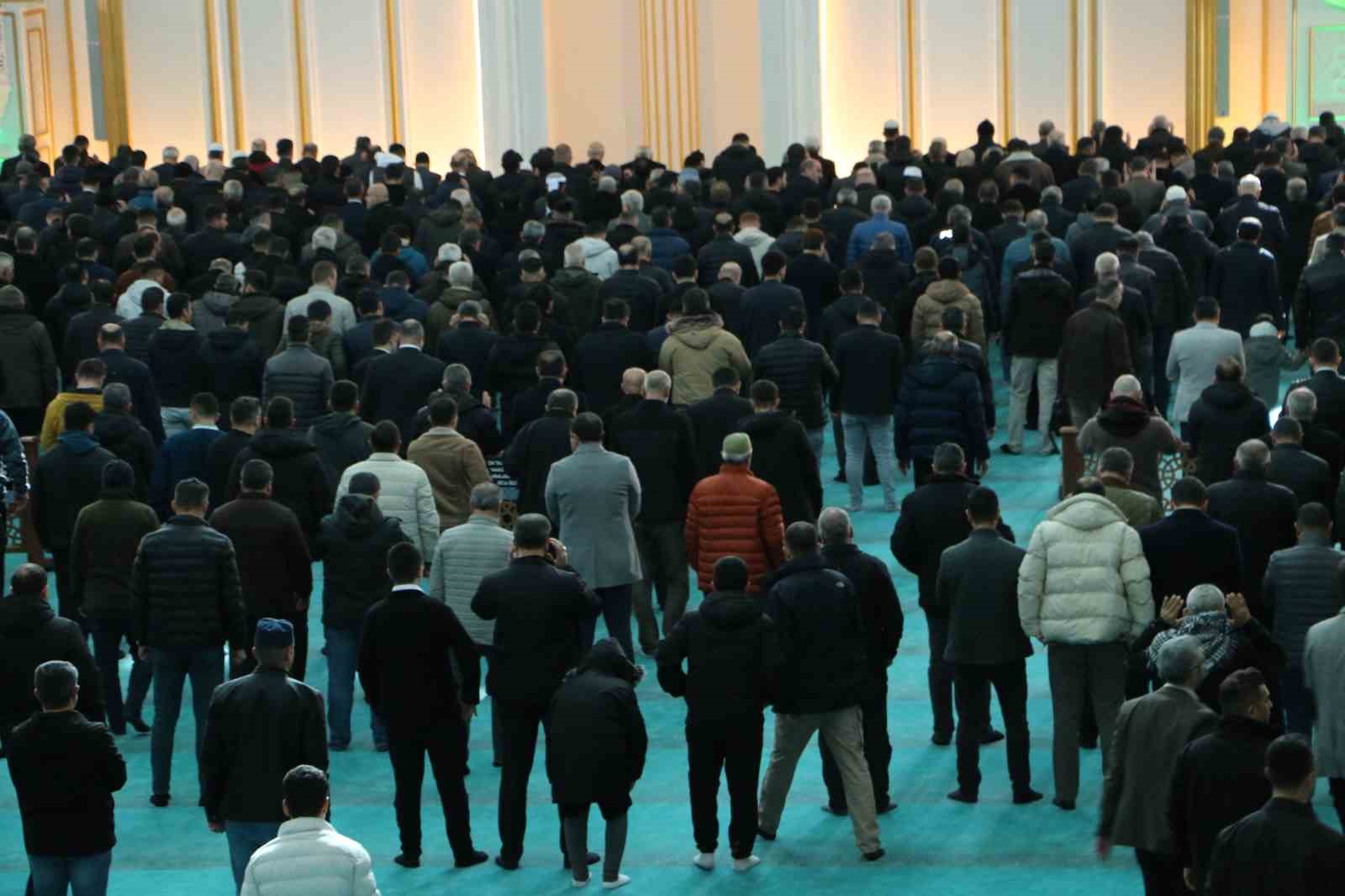 Diyarbakır’da depremde hayatını kaybeden vatandaşlar için mevlit okutuldu
