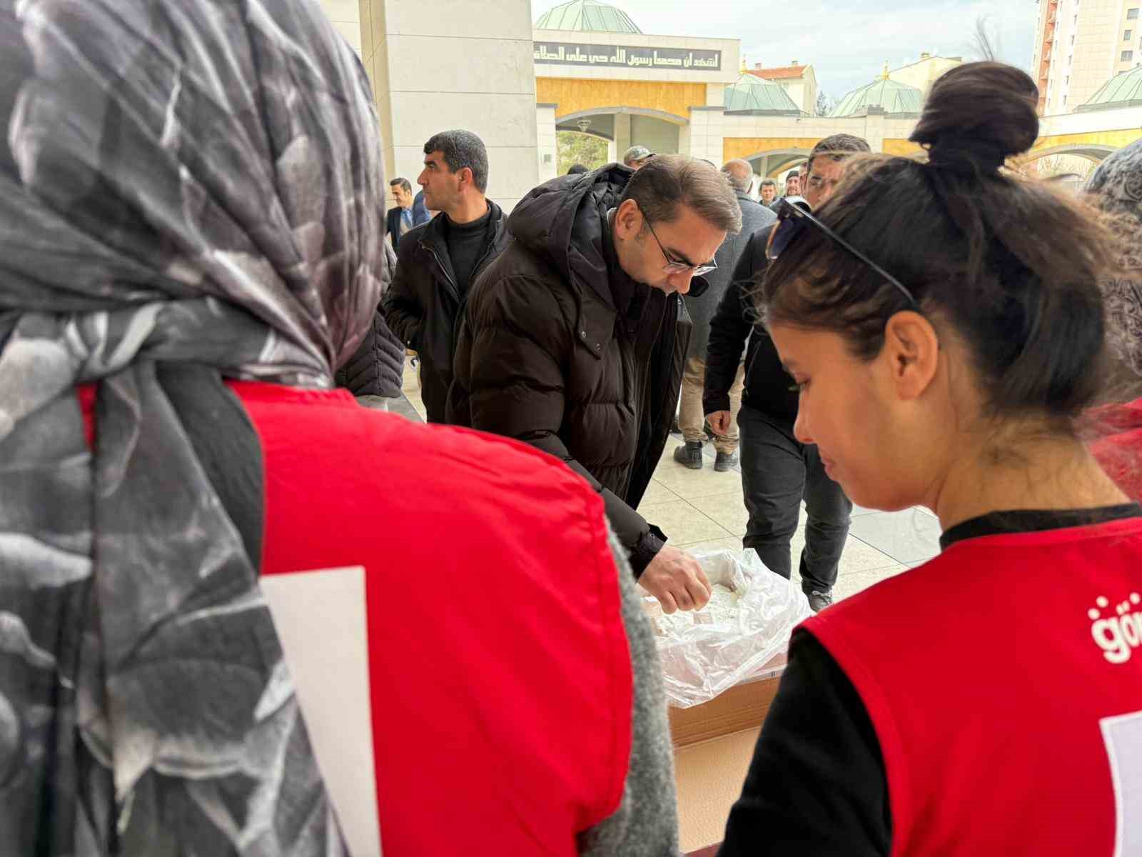Diyarbakır’da depremde hayatını kaybeden vatandaşlar için mevlit okutuldu
