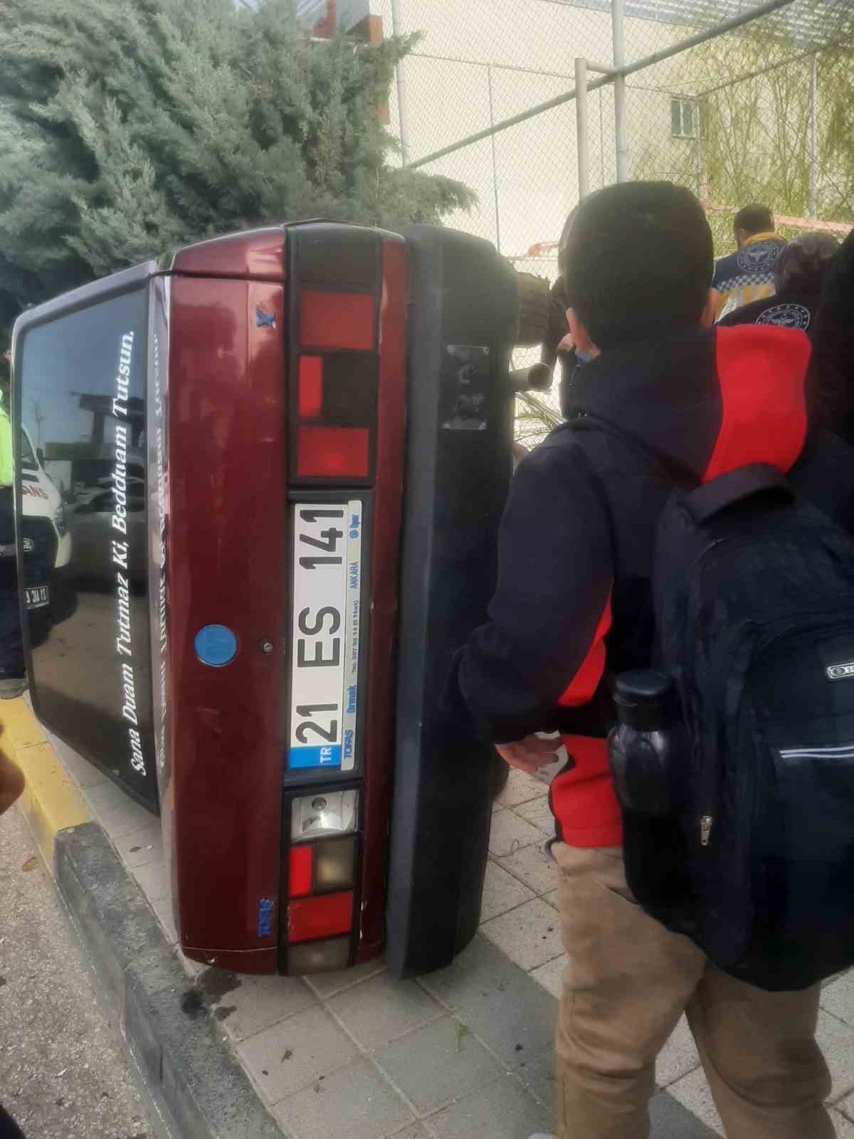 Diyarbakır’da drift atan sürücü kaldırımda yürüyen öğrencilere çarptı: 2 yaralı

