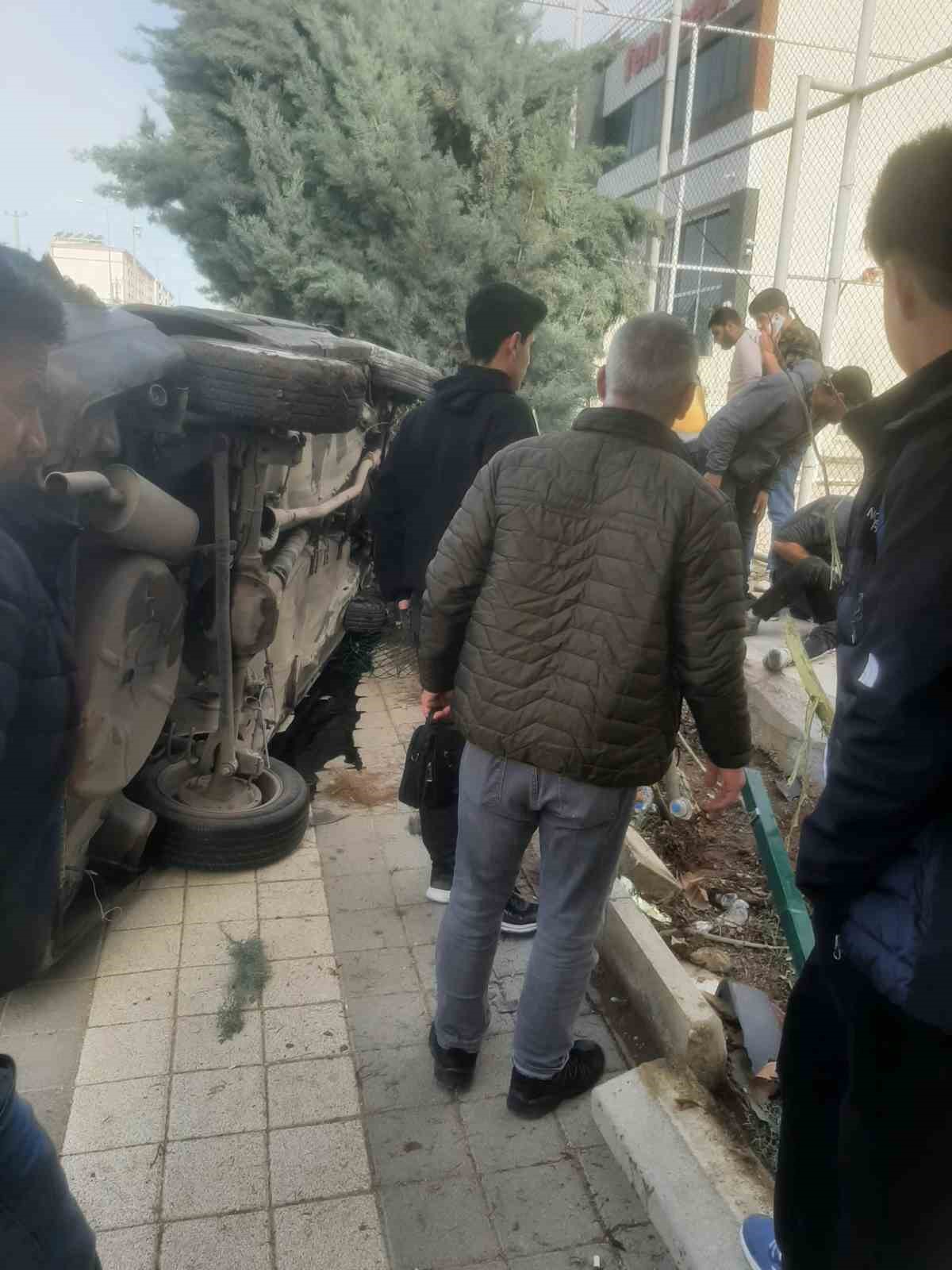 Diyarbakır’da drift atan sürücü kaldırımda yürüyen öğrencilere çarptı: 2 yaralı
