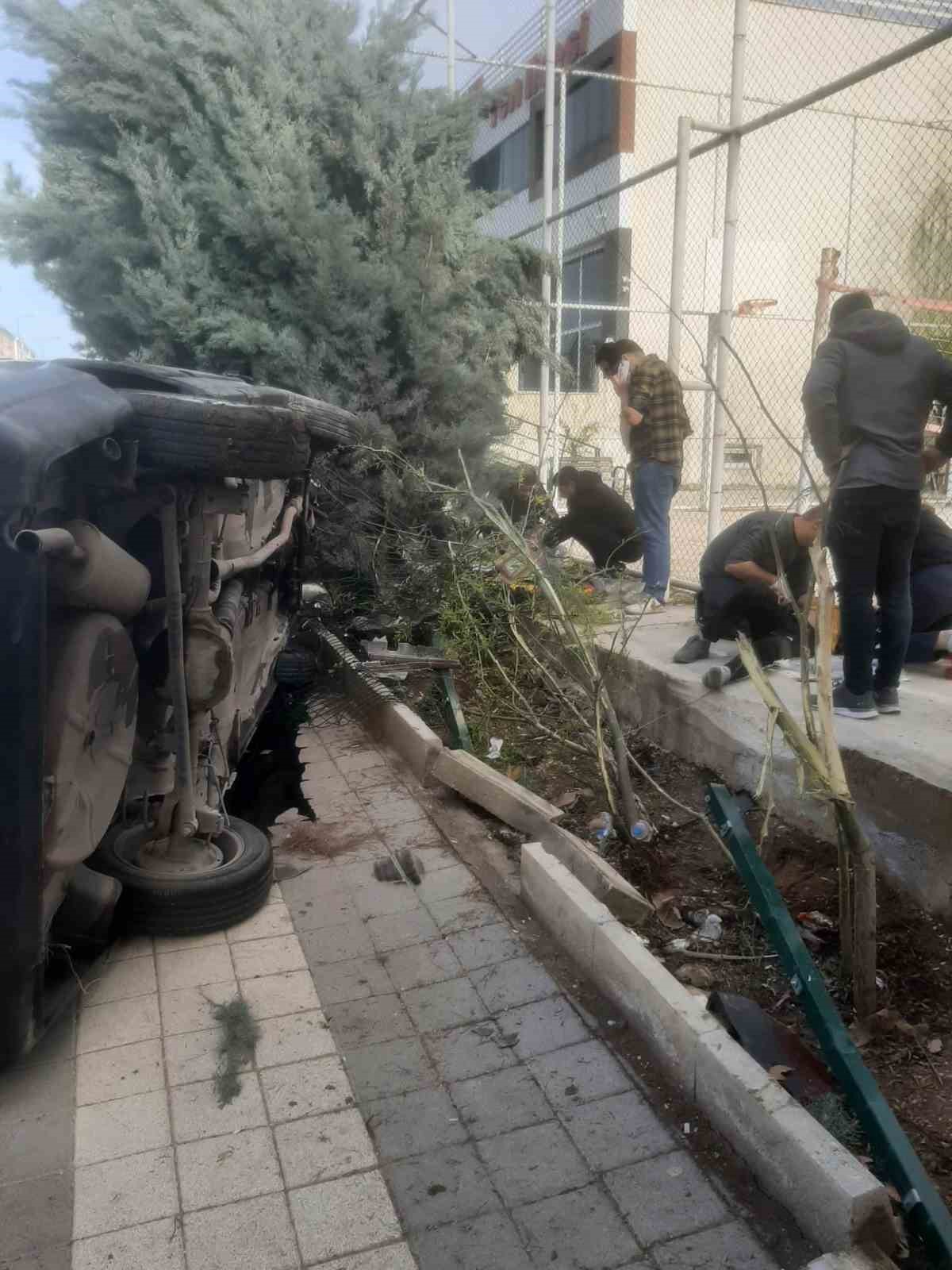 Diyarbakır’da drift atan sürücü kaldırımda yürüyen öğrencilere çarptı: 2 yaralı

