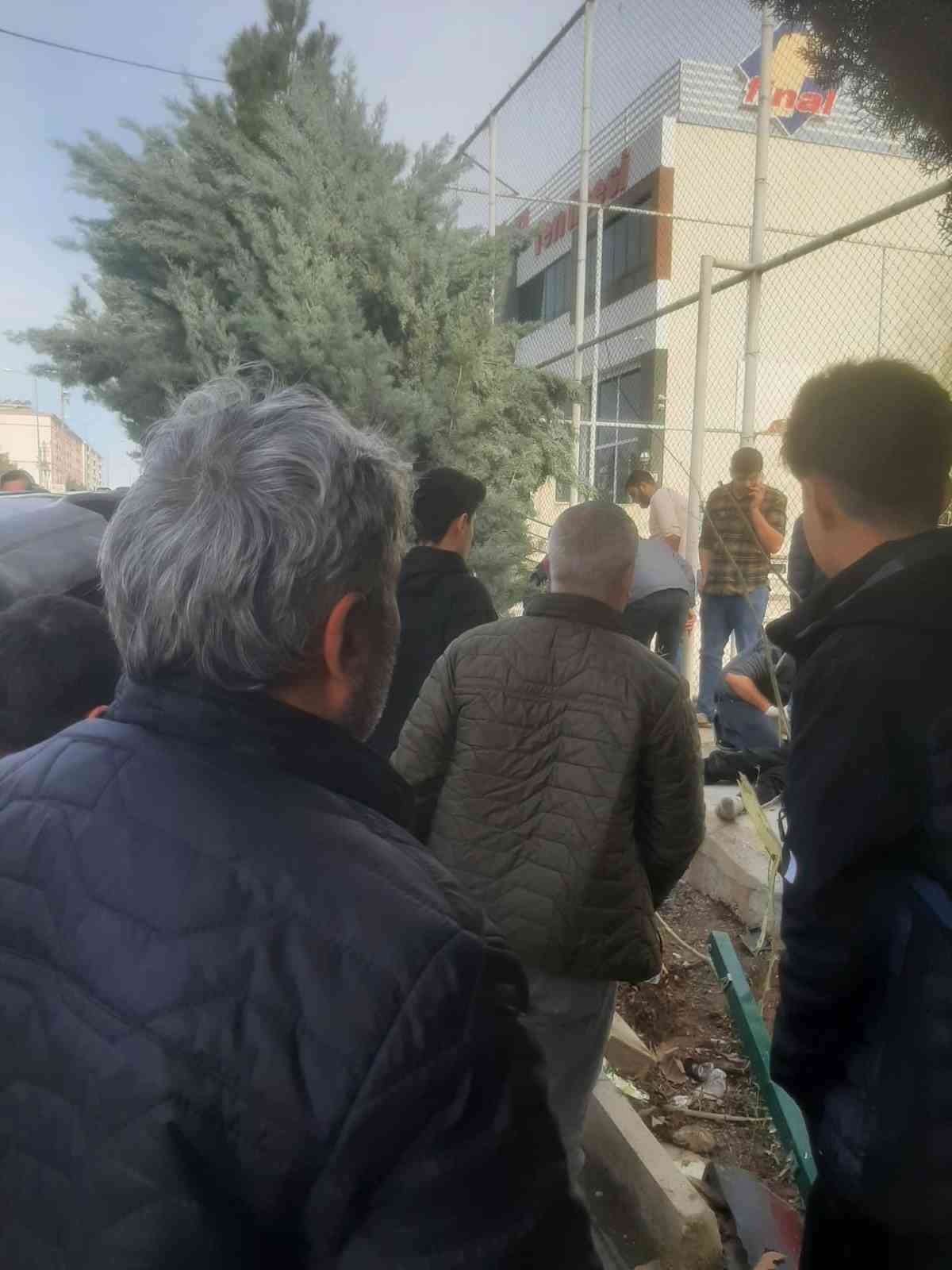 Diyarbakır’da drift atan sürücü kaldırımda yürüyen öğrencilere çarptı: 2 yaralı
