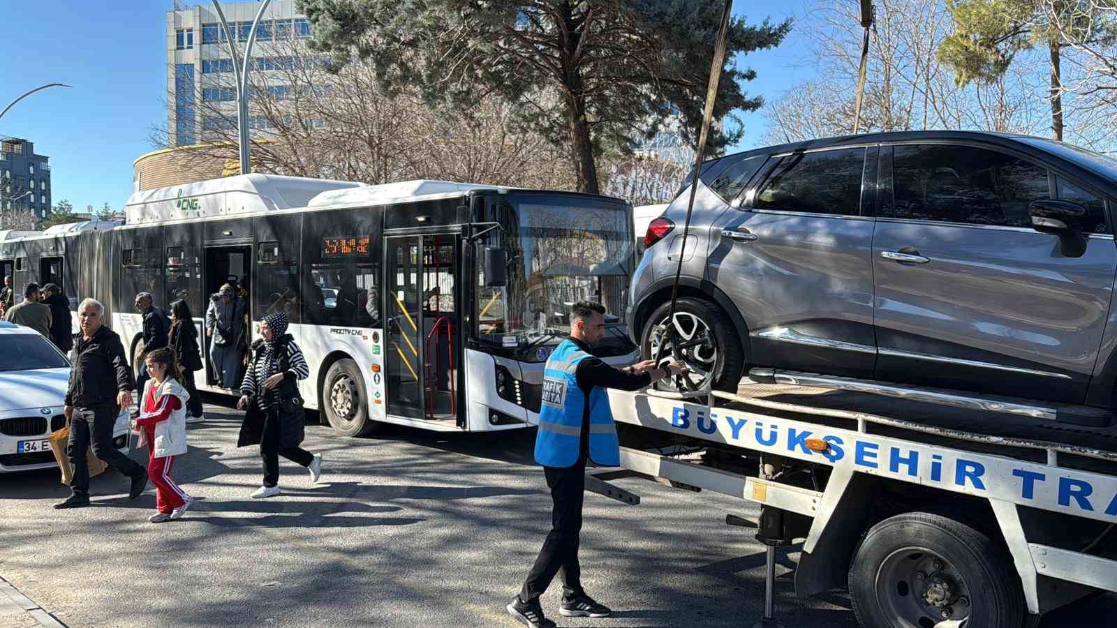 Diyarbakır’da durak önlerine park eden araçlar çekildi
