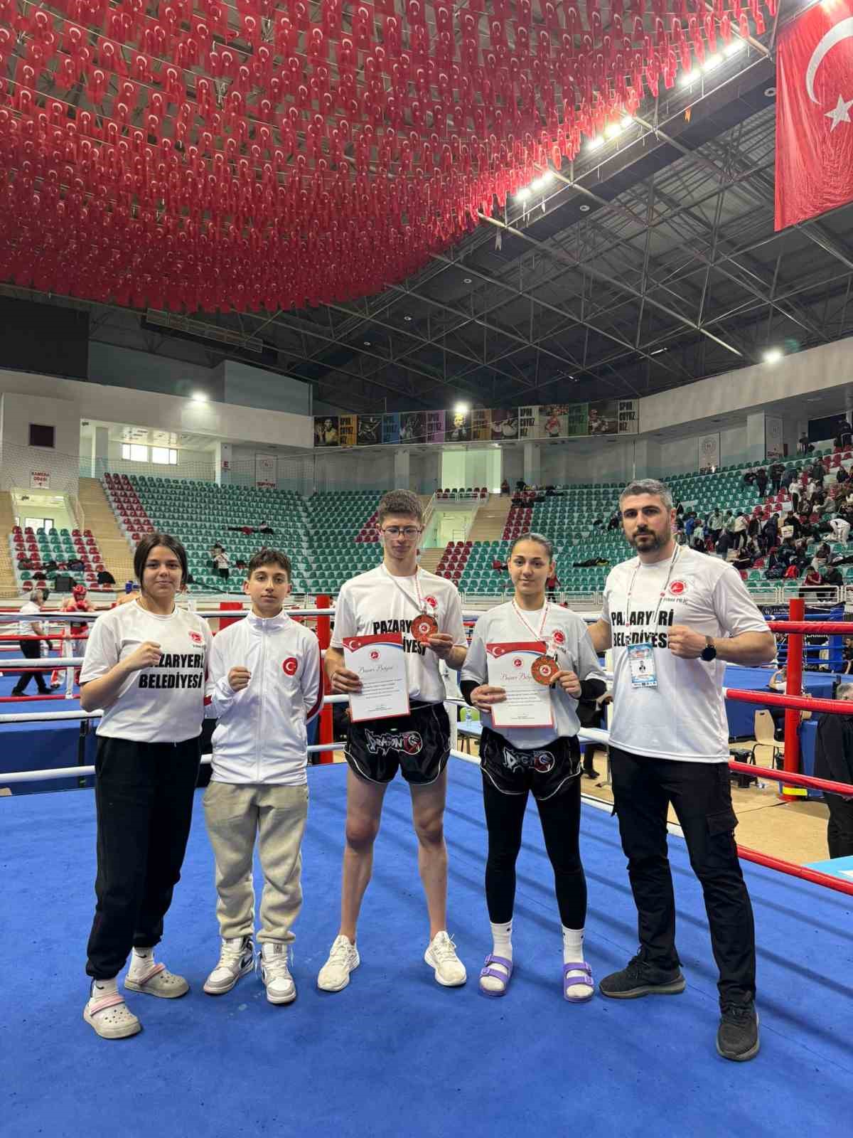 Diyarbakır’da düzenlenen Kick Boks Şampiyonasında Pazaryeri damgası
Diyarbakır’da düzenlenen Kick Boks Şampiyonasında Pazaryeri damgası