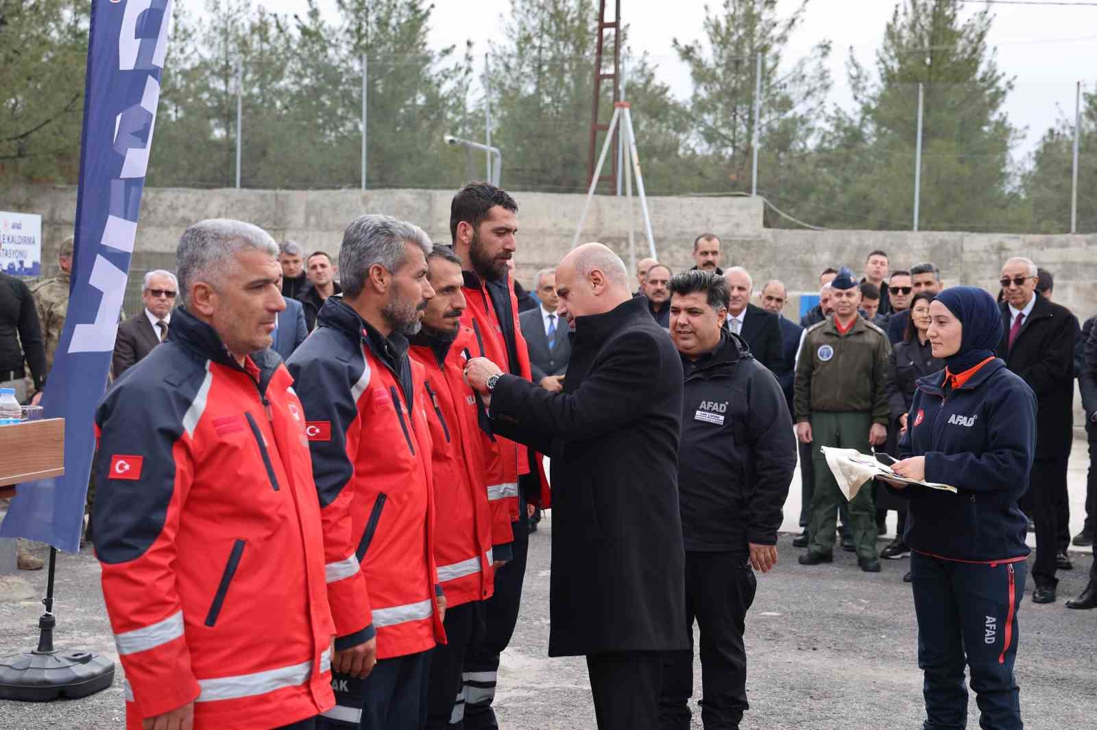 Diyarbakır’da eğitimlerini tamamlayan arama-kurtarma ekiplerine ‘peç’ takıldı
