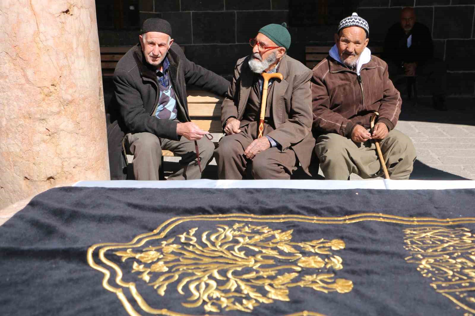 Diyarbakır’da Esma-Ül Hüsna Maraş işlemeleri Ulu Cami’de sergilendi
