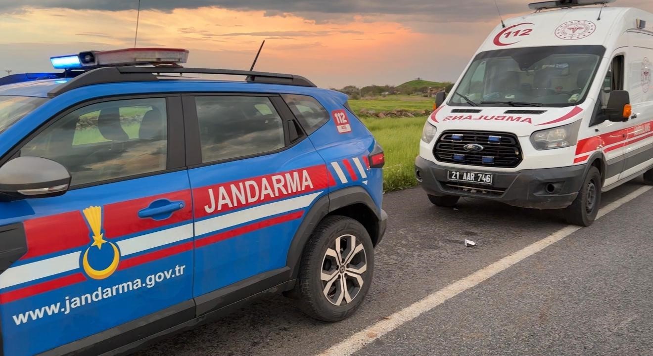 Diyarbakır’da faciadan dönüldü: Takla atan araçtaki 10 kişi yaralandı
