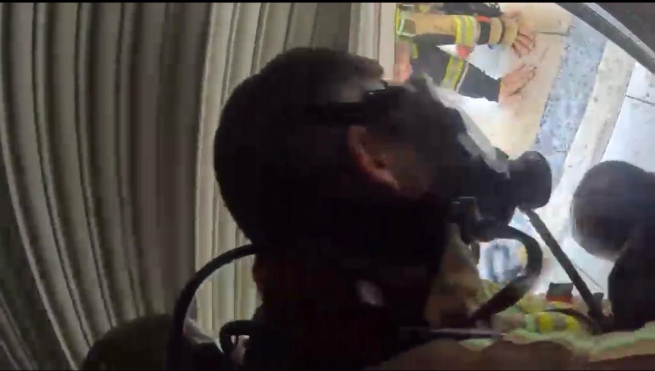 Diyarbakır’da filmleri aratmayan kurtarma operasyonu: Yangının ortasında kalan vatandaş kurtarıldı
