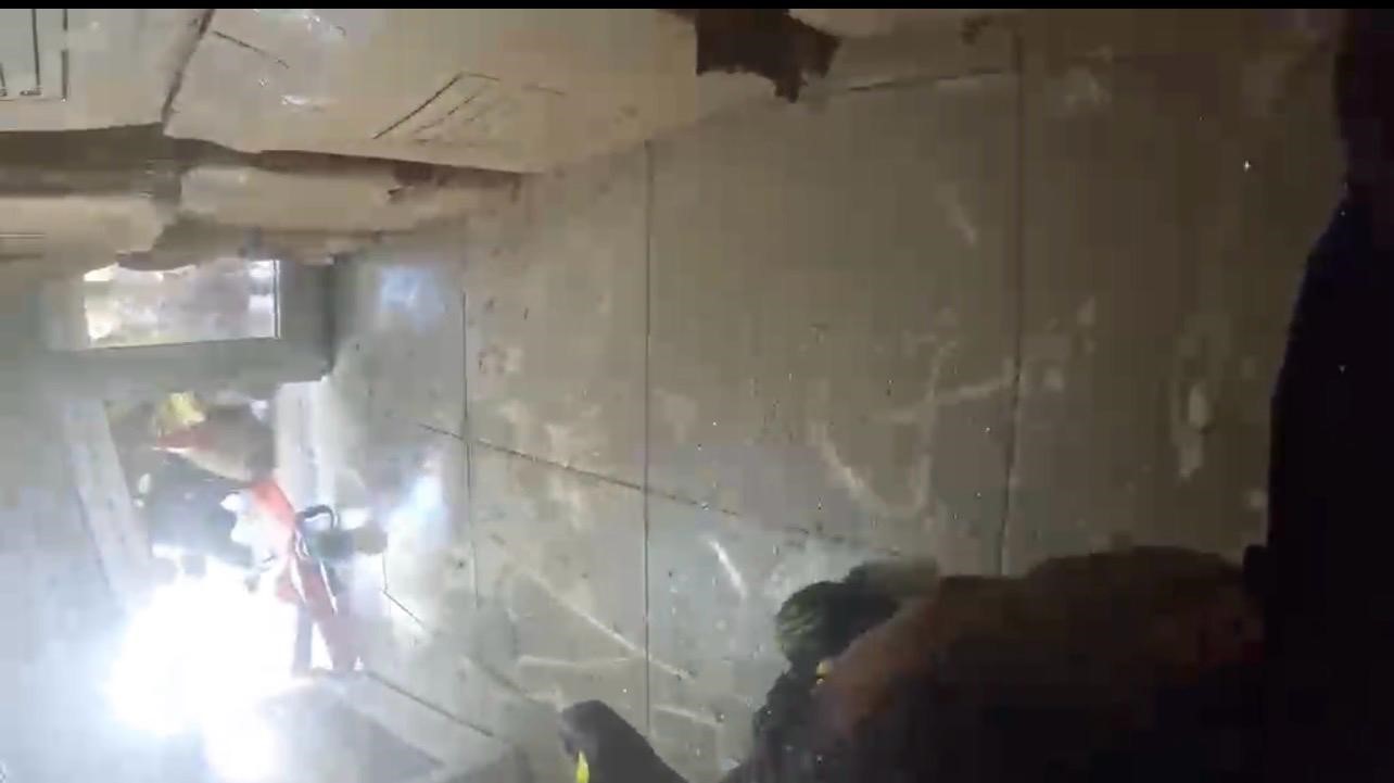 Diyarbakır’da filmleri aratmayan kurtarma operasyonu: Yangının ortasında kalan vatandaş kurtarıldı
