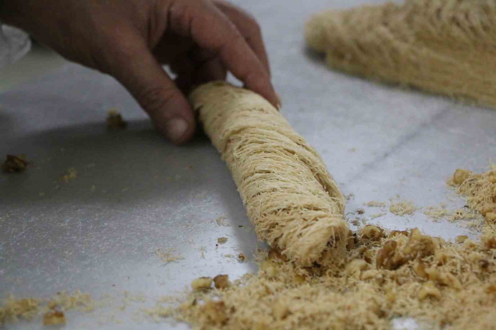 Diyarbakır’da günlük tatlı tüketimi tonları aştı: İşletmeler üç vardiyaya geçti
