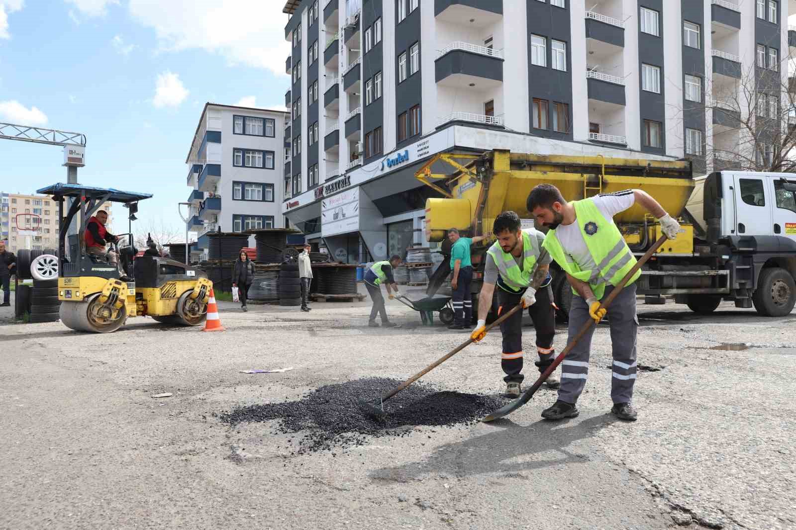 Diyarbakır’da hasarlı yollarda asfalt seferberliği
