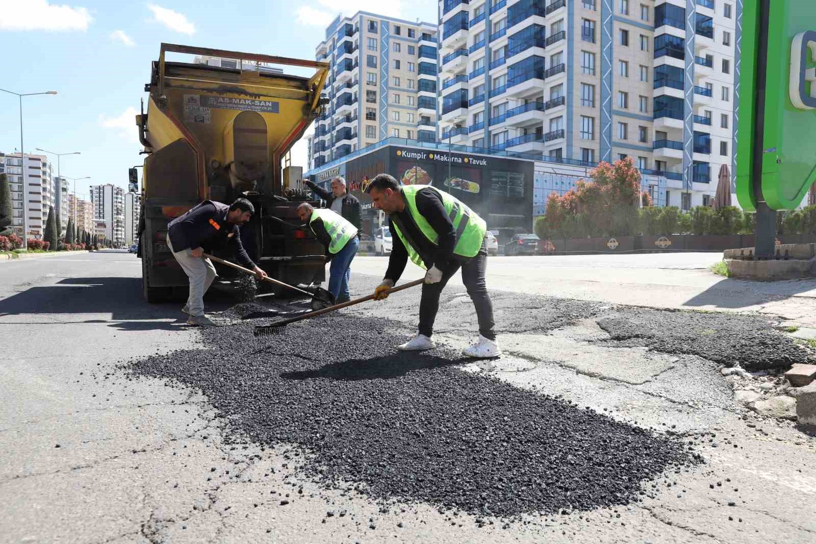 Diyarbakır’da hasarlı yollarda asfalt seferberliği
