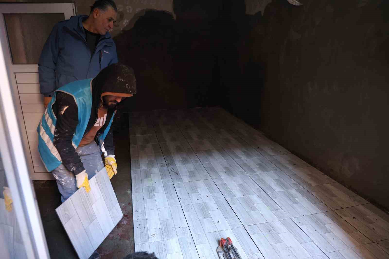 Diyarbakır’da ihtiyaç sahibi vatandaşın evi ‘denetimli serbestlik hükümlülerince’ onarıma alındı
Diyarbakır’da ihtiyaç sahibi vatandaşın evi ‘denetimli serbestlik hükümlülerince’ onarıma alındı