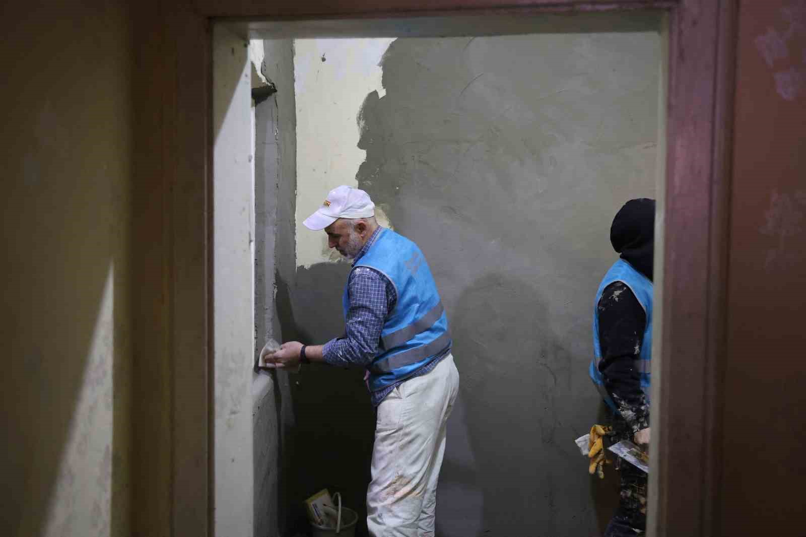 Diyarbakır’da ihtiyaç sahibi vatandaşın evi ‘denetimli serbestlik hükümlülerince’ onarıma alındı
Diyarbakır’da ihtiyaç sahibi vatandaşın evi ‘denetimli serbestlik hükümlülerince’ onarıma alındı