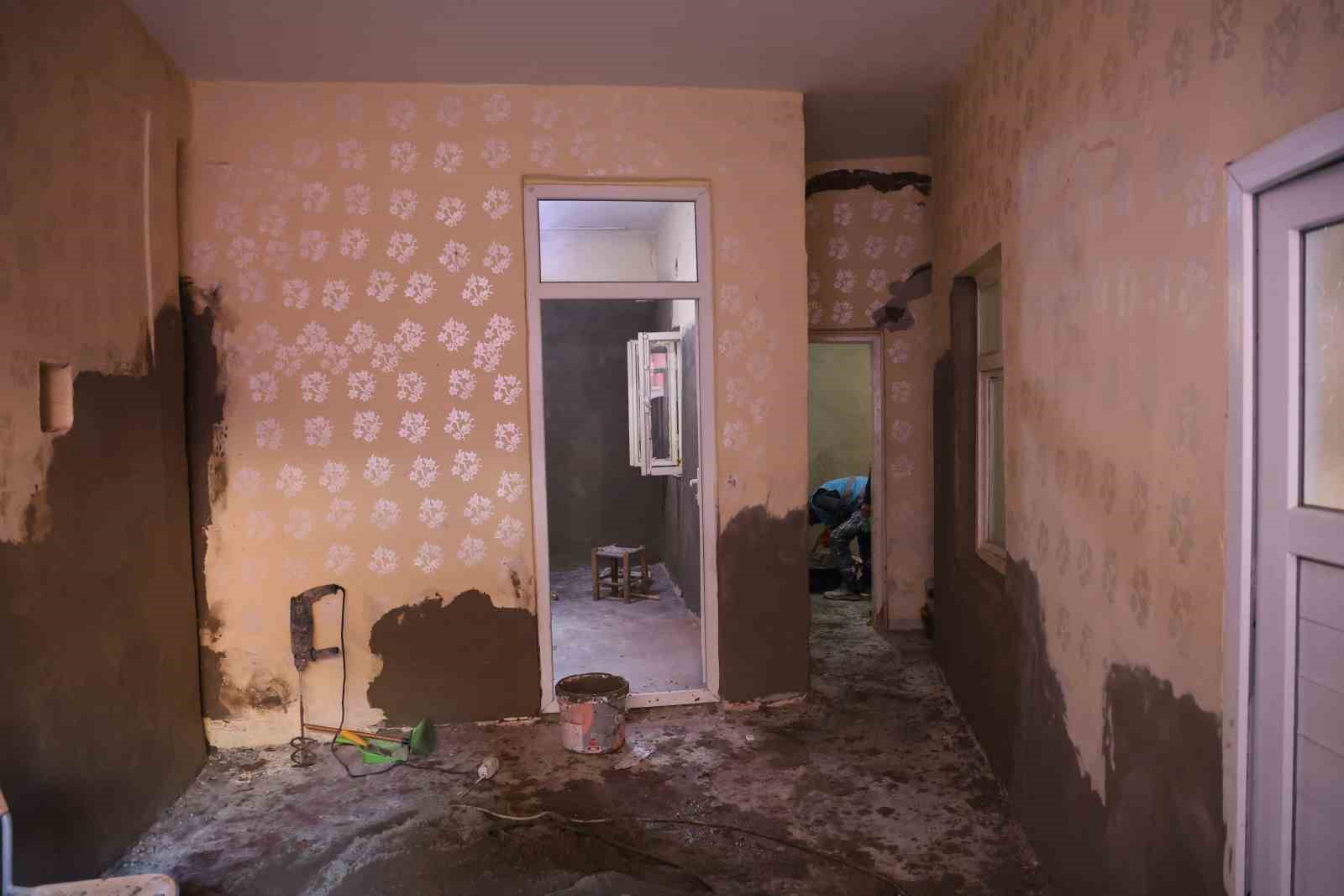 Diyarbakır’da ihtiyaç sahibi vatandaşın evi ‘denetimli serbestlik hükümlülerince’ onarıma alındı
Diyarbakır’da ihtiyaç sahibi vatandaşın evi ‘denetimli serbestlik hükümlülerince’ onarıma alındı