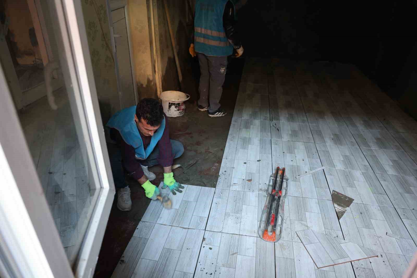 Diyarbakır’da ihtiyaç sahibi vatandaşın evi ‘denetimli serbestlik hükümlülerince’ onarıma alındı
Diyarbakır’da ihtiyaç sahibi vatandaşın evi ‘denetimli serbestlik hükümlülerince’ onarıma alındı