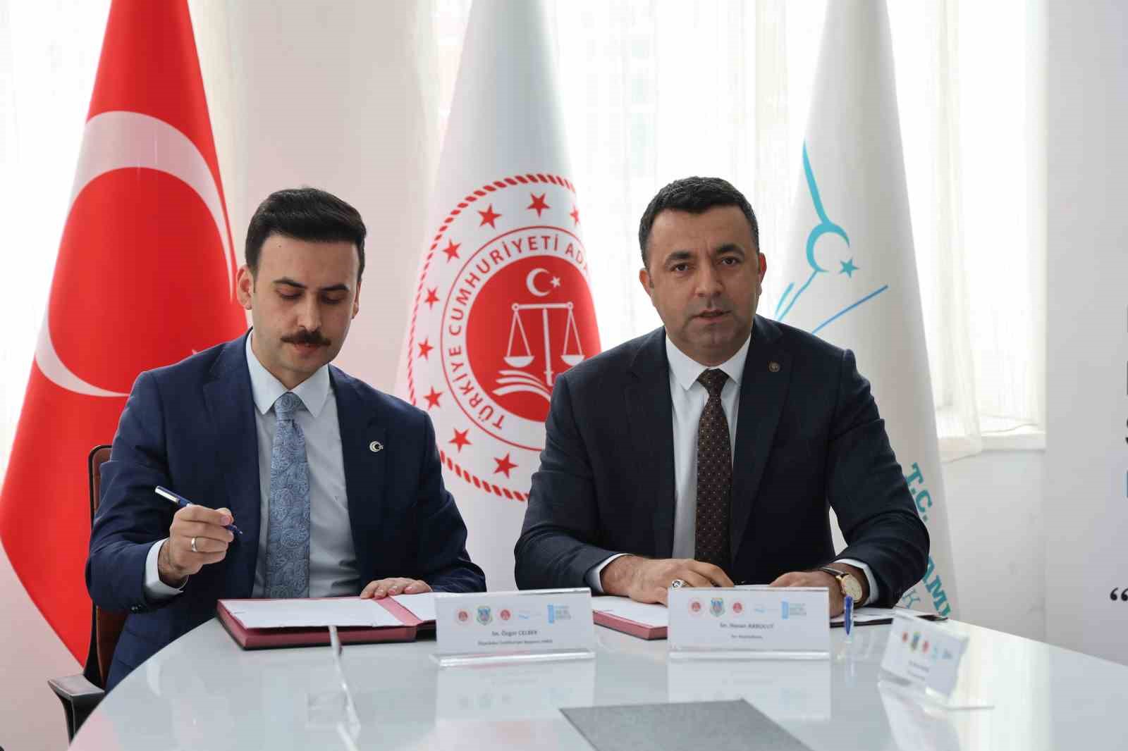 Diyarbakır’da ihtiyaç sahibi vatandaşın evi ‘denetimli serbestlik hükümlülerince’ onarıma alındı
Diyarbakır’da ihtiyaç sahibi vatandaşın evi ‘denetimli serbestlik hükümlülerince’ onarıma alındı