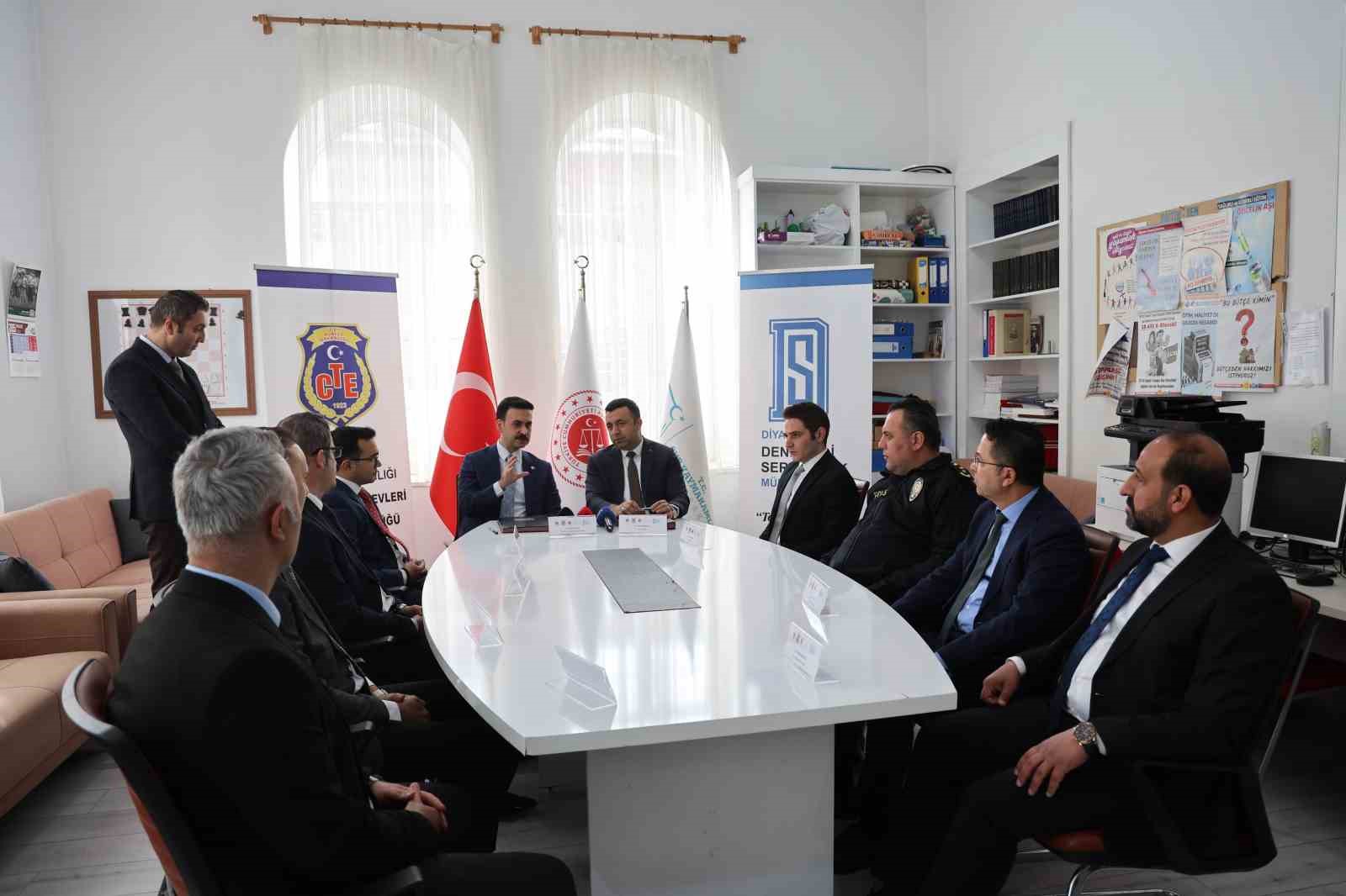 Diyarbakır’da ihtiyaç sahibi vatandaşın evi ‘denetimli serbestlik hükümlülerince’ onarıma alındı
Diyarbakır’da ihtiyaç sahibi vatandaşın evi ‘denetimli serbestlik hükümlülerince’ onarıma alındı