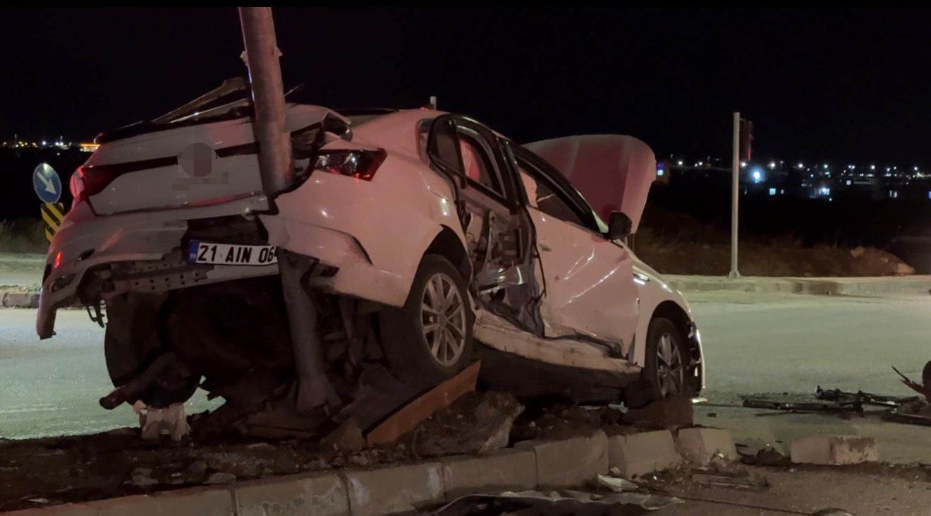 Diyarbakır’da iki otomobil kafa kafaya çarpıştı: 3 yaralı
