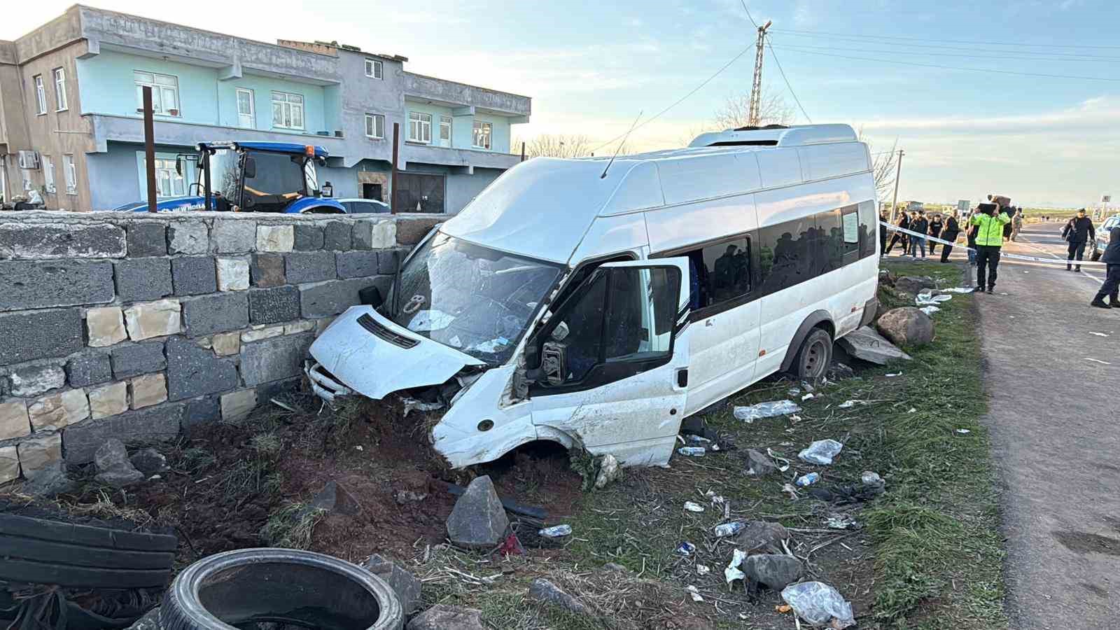 Diyarbakır’da işçi minibüsü duvara çarptı: 12 yaralı
