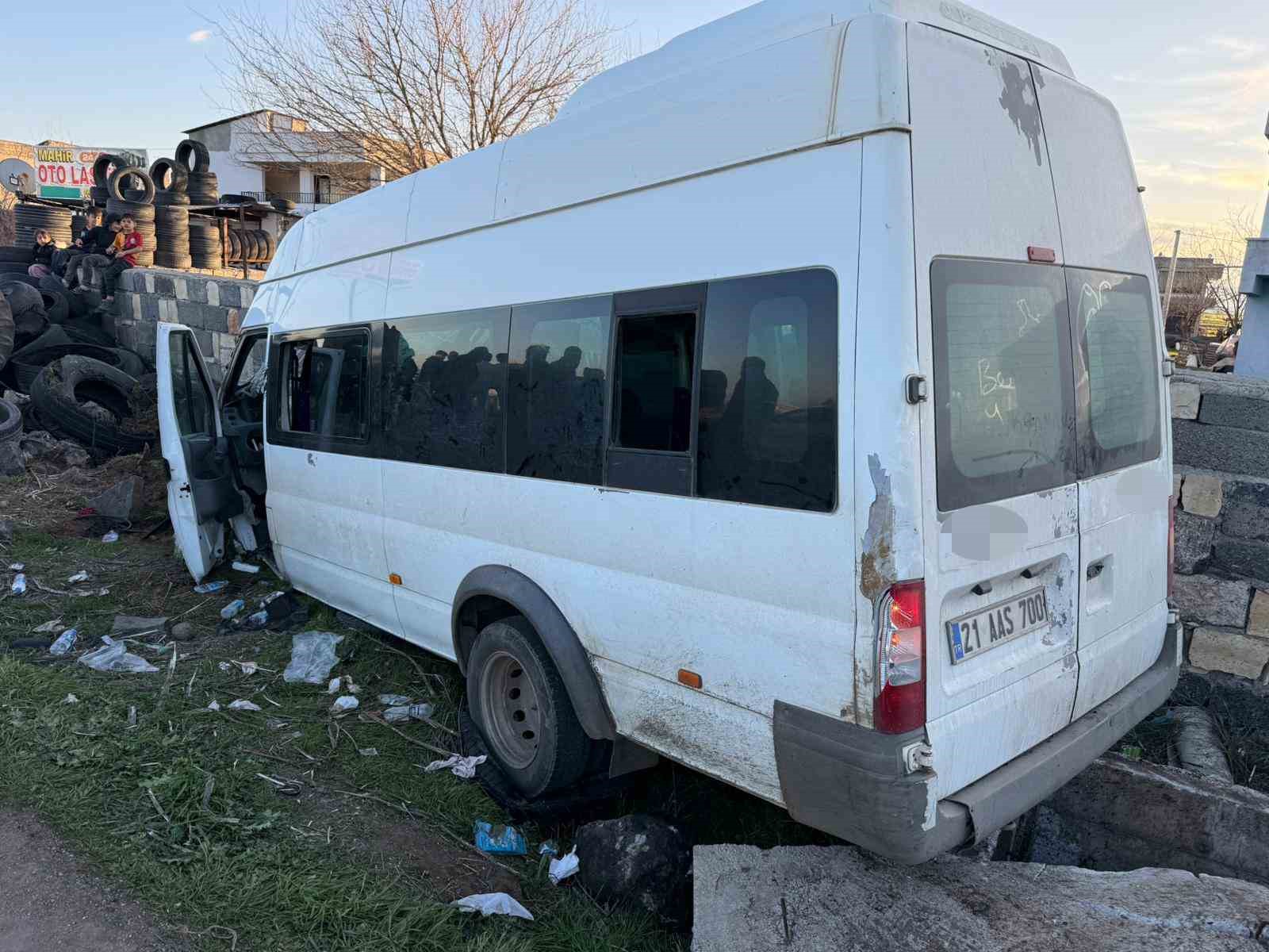 Diyarbakır’da işçi minibüsü duvara çarptı: 12 yaralı
