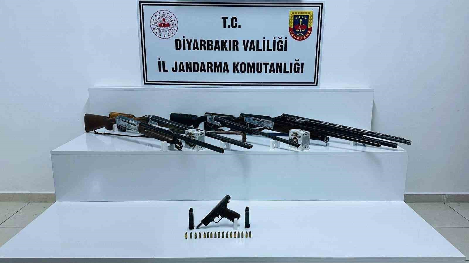 Diyarbakır’da jandarma operasyonları: Silah ve aparatları ele geçirildi
