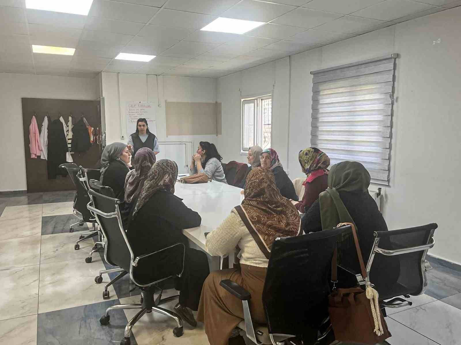 Diyarbakır’da kadın sağlığı eğitim programı devam ediyor
Diyarbakır’da kadın sağlığı eğitim programı devam ediyor