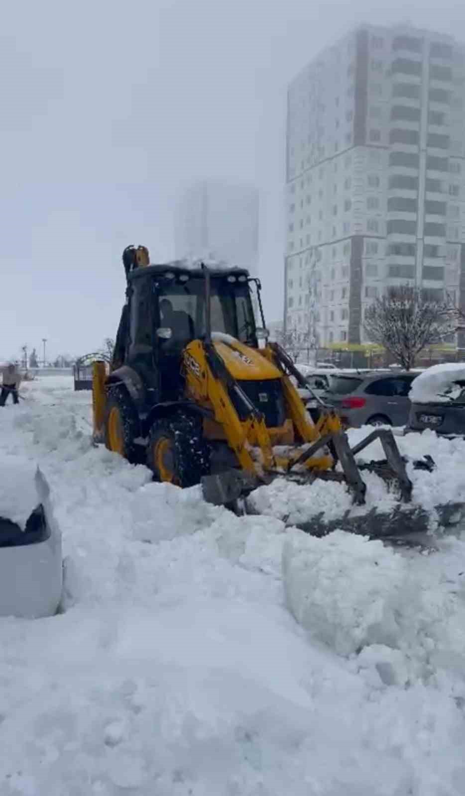 Diyarbakır’da kar esareti: Site sakinleri kiraladıkları kepçeyle yollarını açtı
