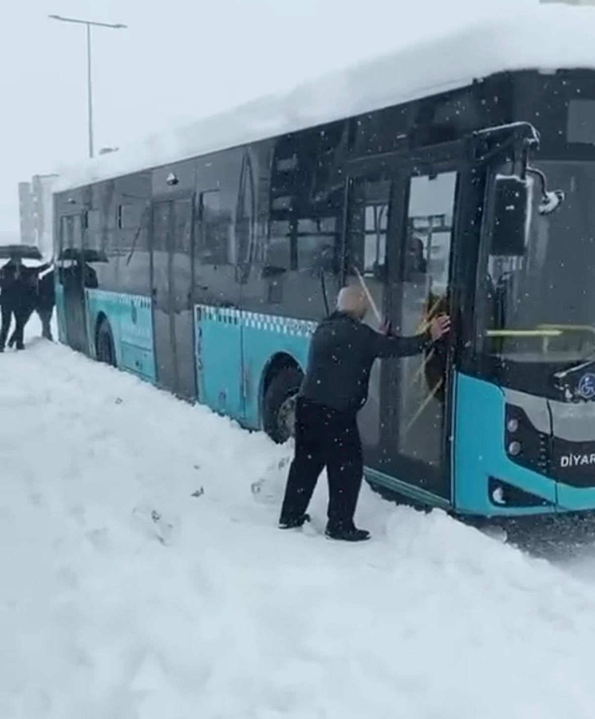 Diyarbakır’da kar kalınlığını metreyle ölçtüler: Kent merkezinde kalınlık ortalama 40 santimi buldu
