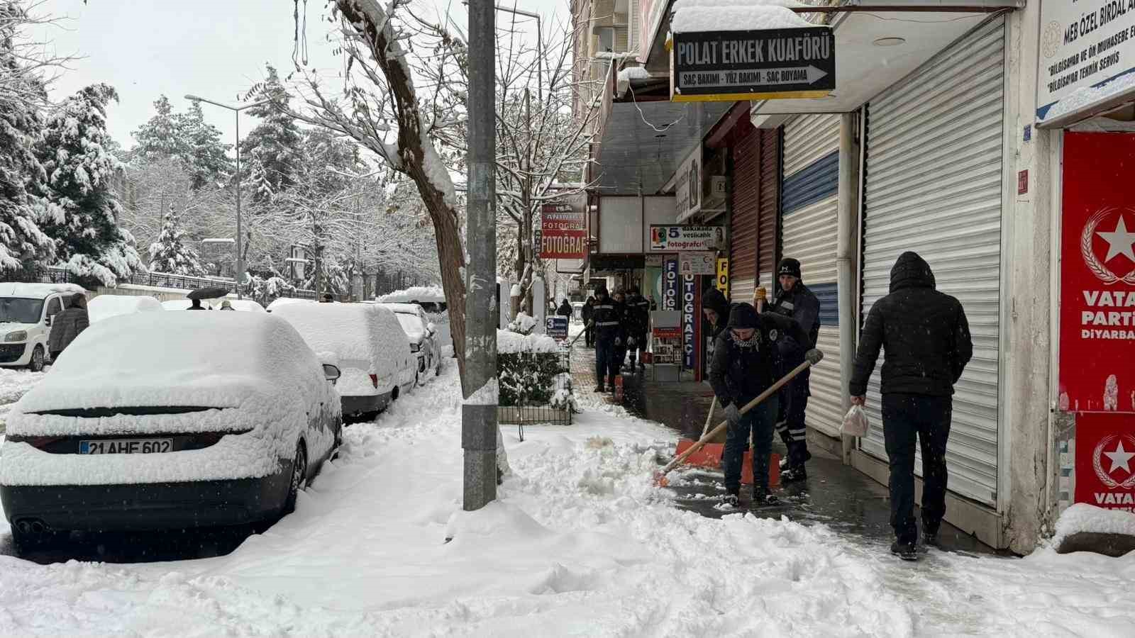 Diyarbakır’da kar yağışı etkisini sürdürüyor, uçak seferleri iptal edildi
