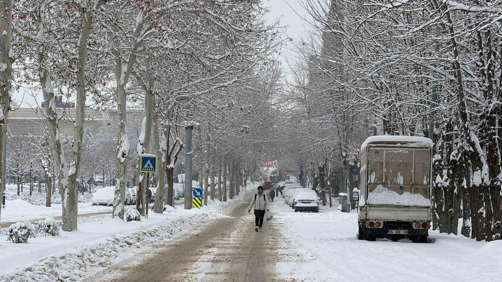 Diyarbakır’da kar yağışı etkisini sürdürüyor, uçak seferleri iptal edildi
