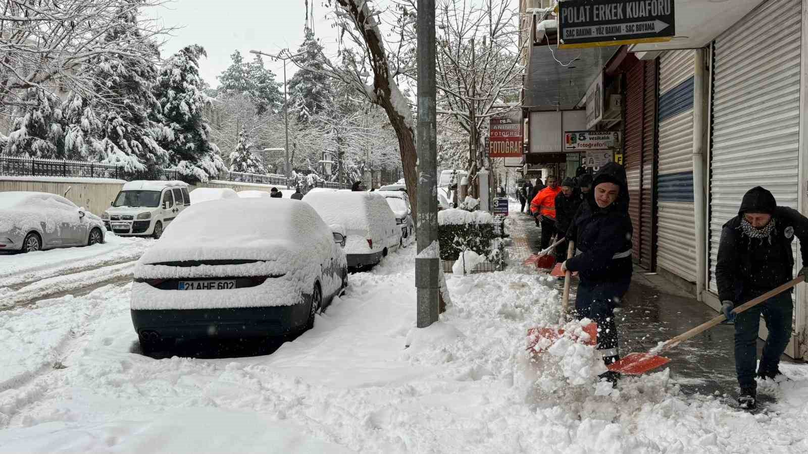 Diyarbakır’da kar yağışı etkisini sürdürüyor, uçak seferleri iptal edildi
