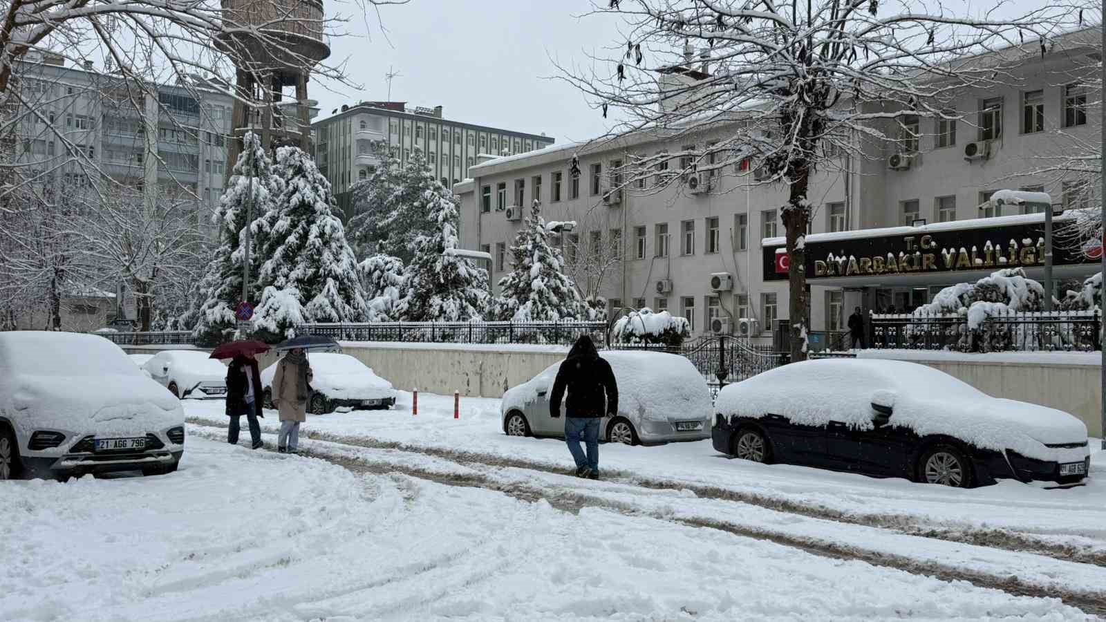 Diyarbakır’da kar yağışı etkisini sürdürüyor, uçak seferleri iptal edildi
