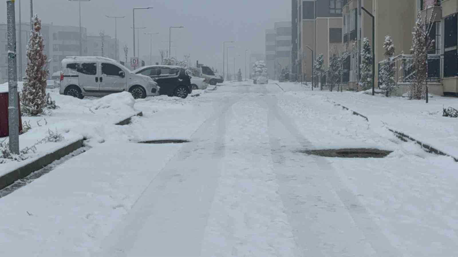 Diyarbakır’da kar yağışı yeniden başladı
