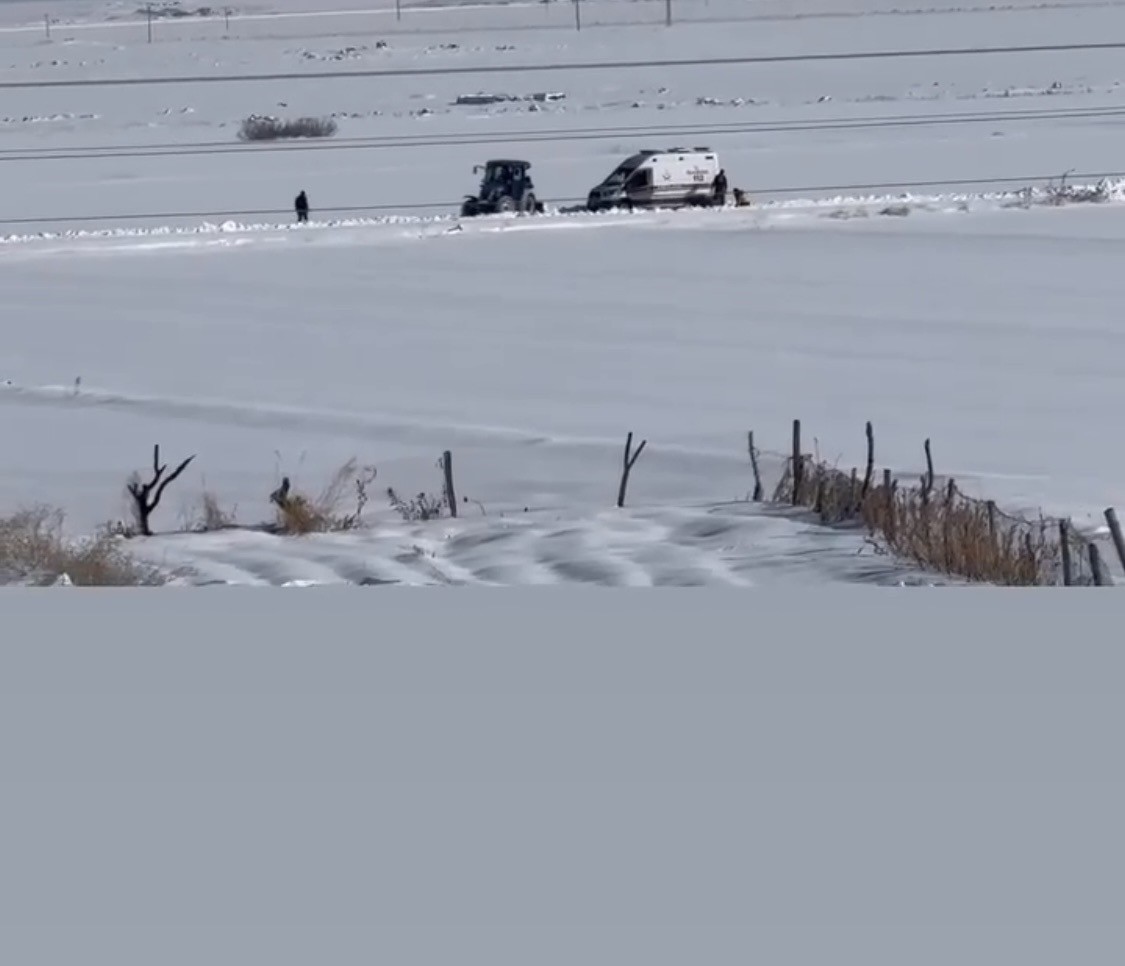 Diyarbakır’da kara saplanan ambulans, köylüler tarafından çıkartıldı
