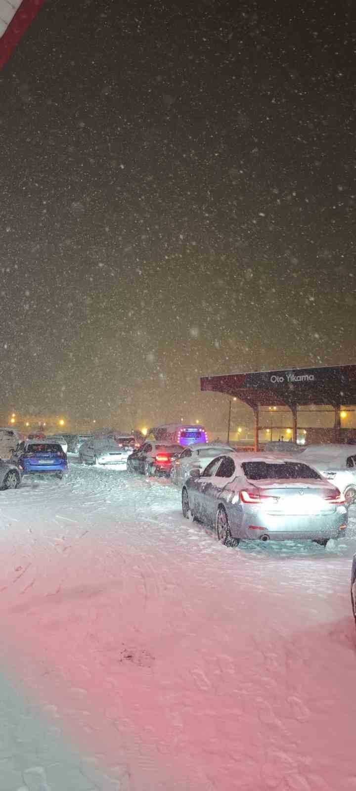 Diyarbakır’da karda mahsur kalanlara sıcak çorba desteği
