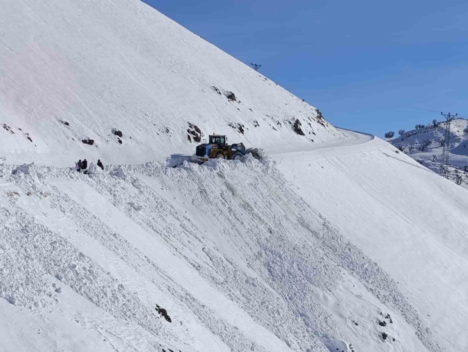 Diyarbakır’da kırsal mahallelerde 2 bin 622 kilometre yol ulaşıma açıldı
Diyarbakır’da kırsal mahallelerde 2 bin 622 kilometre yol ulaşıma açıldı