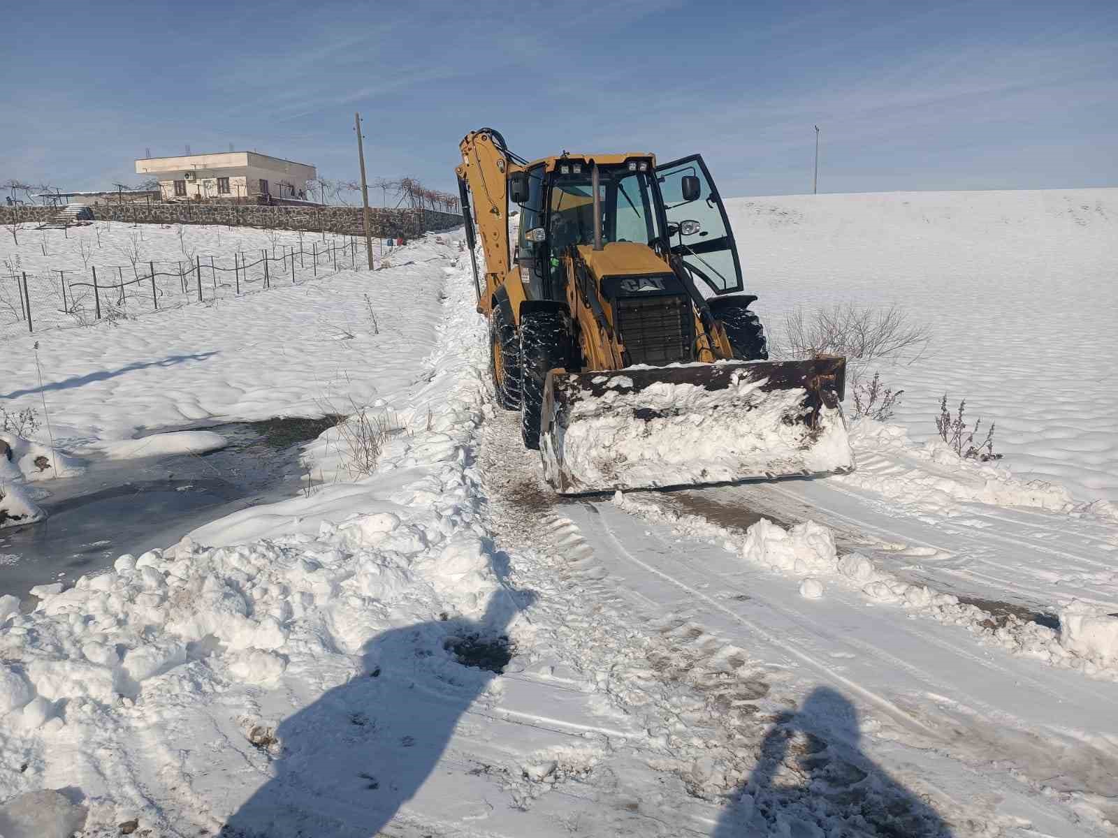 Diyarbakır’da kırsal mahallelerde 2 bin 622 kilometre yol ulaşıma açıldı
Diyarbakır’da kırsal mahallelerde 2 bin 622 kilometre yol ulaşıma açıldı