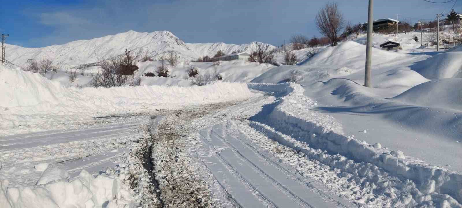 Diyarbakır’da kırsal mahallelerde 2 bin 622 kilometre yol ulaşıma açıldı
Diyarbakır’da kırsal mahallelerde 2 bin 622 kilometre yol ulaşıma açıldı