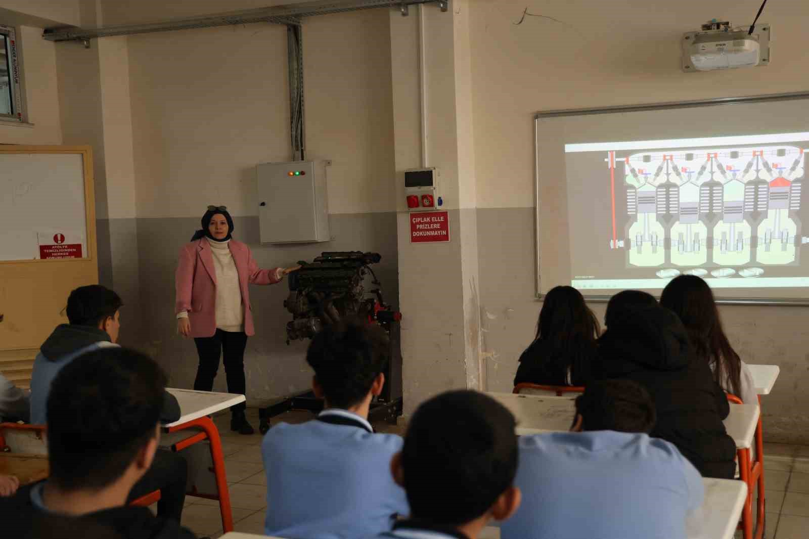 Diyarbakır’da kız ve erkek öğrenciler aldıkları eğitimlerle otomotiv sektörüne giriyor
