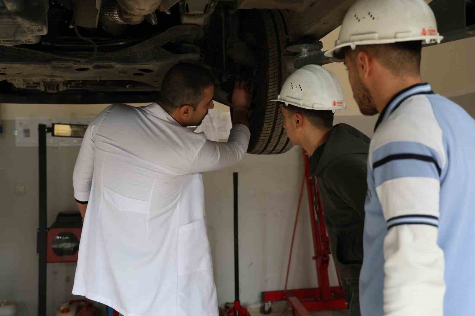 Diyarbakır’da kız ve erkek öğrenciler aldıkları eğitimlerle otomotiv sektörüne giriyor

